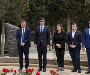    Gənclər və idman nazirliyinin rəhbərliyi Azad Rəhimovun məzarını ziyarət etdi - Fotolar   
