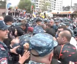    İrəvanda gərginlik: Etirazçılar yenə polislə toqqşudu   