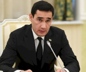    Polis prezidentin şəklini zorla satır - Türkmənistanda   