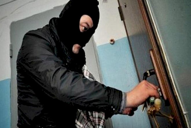    Usta işlədiyi evdən pul oğurladı   