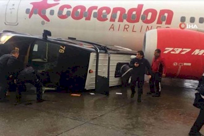    Antalya aeroportunda qasırğa avtobusları aşırdı   