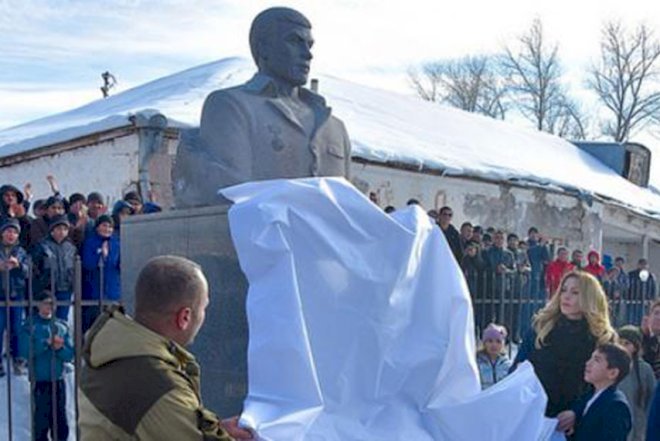    Heykəllə bağlı Gürcüstan səfirinə etiraz    