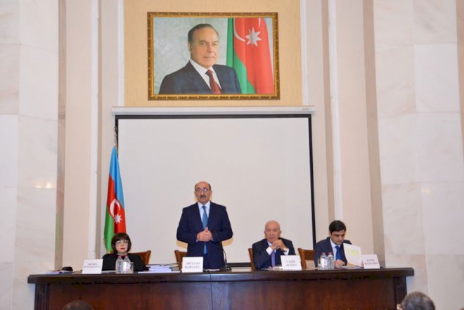    Əbülfəs Qarayev müşavirə keçirdi   