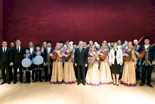    Vasif Talıbov musiqiçilərlə bir arada   