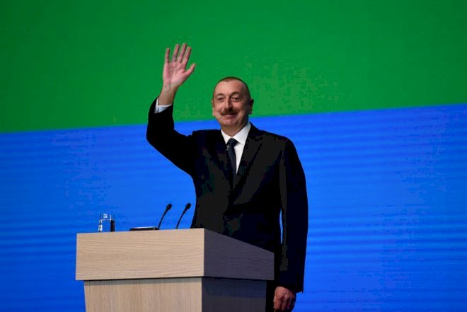   İlham Əliyev gənclərlə bir arada   