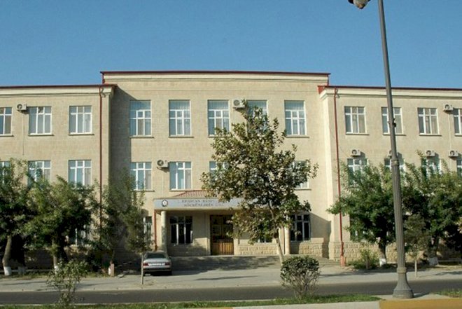    Məcburi köçkün özünü maşının altına atdı - “Qaçqınkom”da insident   
