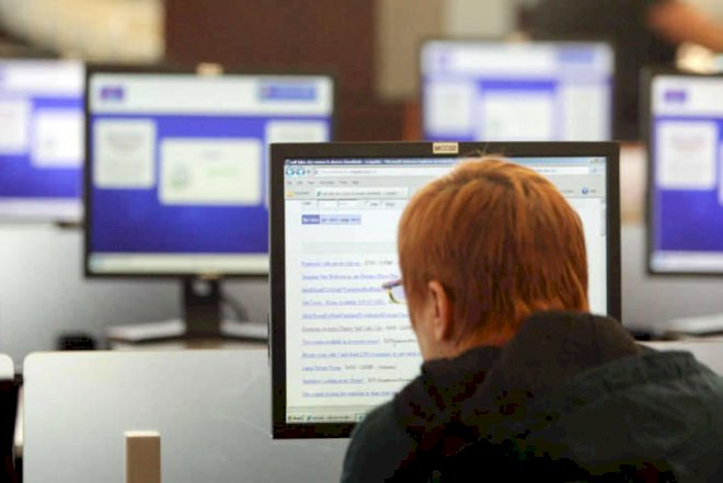    Ömrümüz internetdə keçir...   