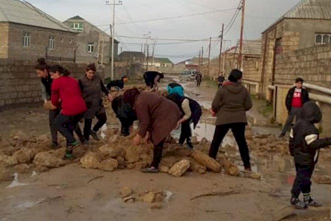    Bakıda qadınlar yol təmirinə başladı - Fotolar   