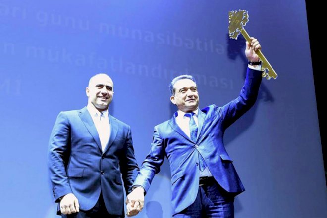    Nazir rəmzi açarı Şamaxı nümayəndəsinə təqdim etdi   