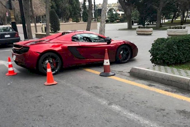    Maşını bulvarda park etdi   