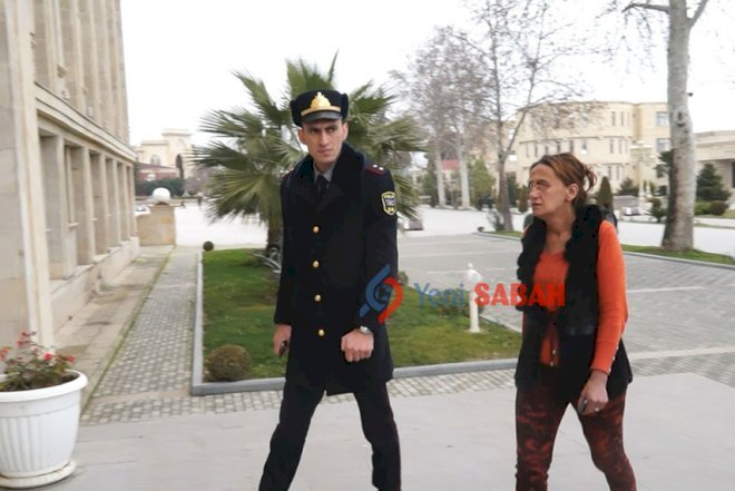    Uşaqlarını küçəyə atan ana polisdə dindirildi - Foto   