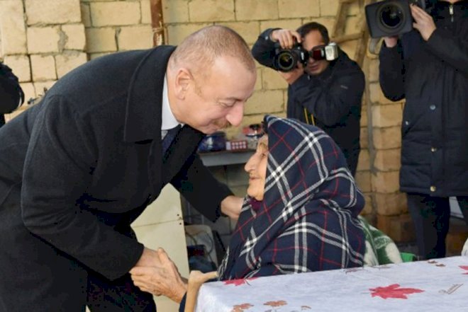    Prezident evi dağılan qadının əlindən öpdü - Video   
