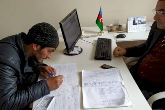    Nazirlik vaqonda yaşayan ailəyə yardım etdi   