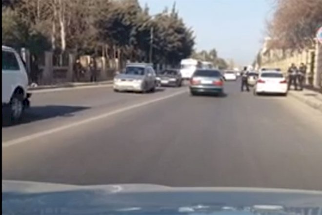    Yol polisinin idarənin qarşısında qurduğu tələ - Video   