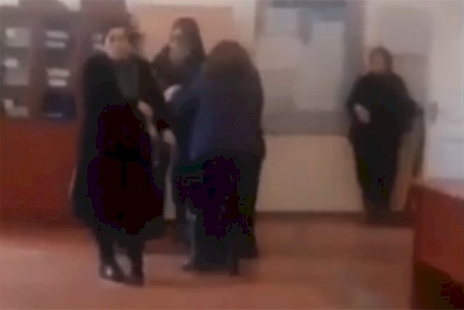    Azərbaycanda direktorla valideyn əlbəyaxa davada - Video   