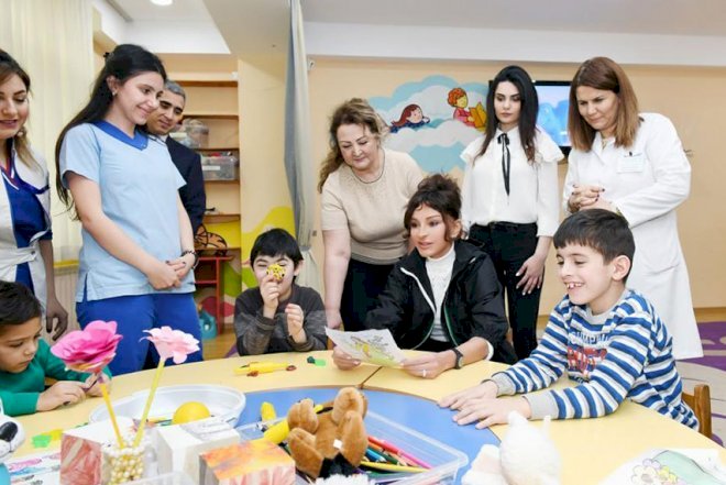    Mehriban Əliyeva uşaqlarla bir arada   