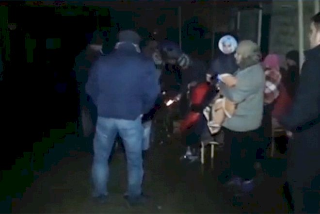    Zəlzələyə görə gecəni küçədə keçirdilər - Şamaxıdan Video   