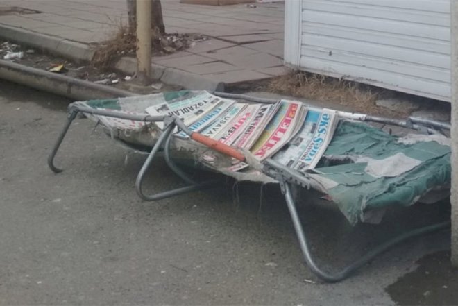    Çarpayıdakı qəzetlər... Foto   