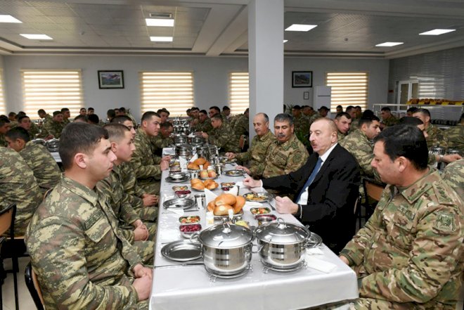    İlham Əliyev əsgərlərlə nahar etdi - Fotolar   
