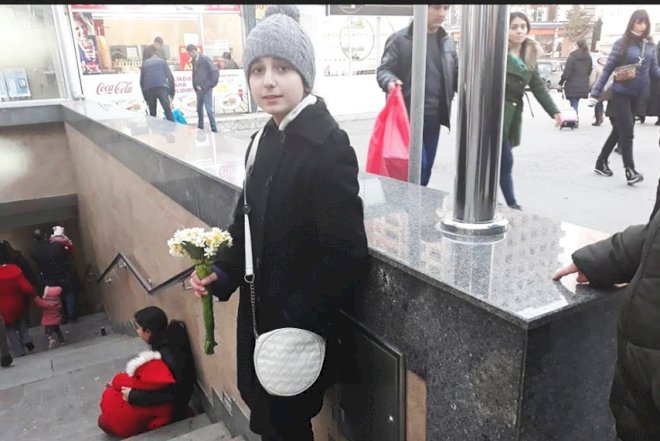    Gül satan qazi qızı -“Məktəbdən çıxdım ki, gül satıb atamın dərmanlarını alım”   