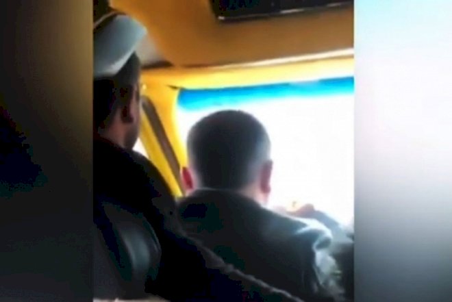    Avtobus sürücüsü sərnişinin qucağında - Video   
