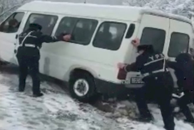    Polislər qara görə yolda qalanlara kömək etdi -Video   