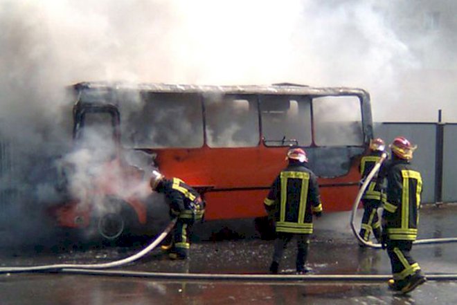    Binəqədidə avtobus yandı   
