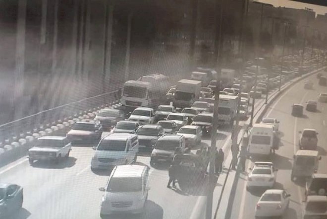   Bakıda avtomobil körpüdən aşdı   