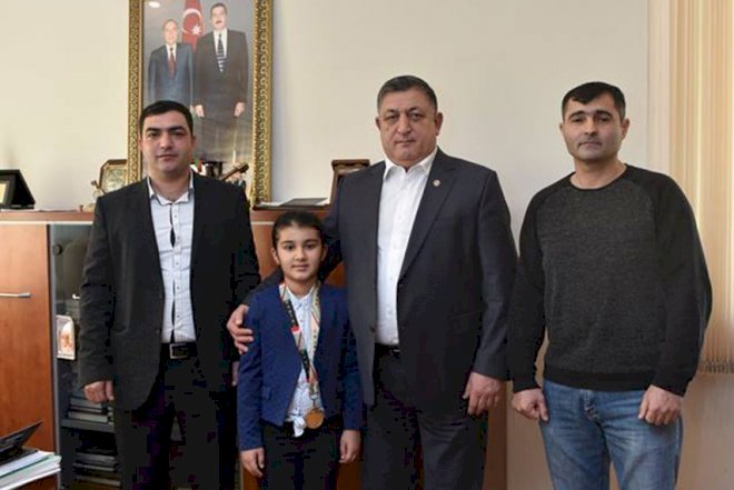    Erməni bayrağına etiraz edən məktəbli mükafatlandırıldı   