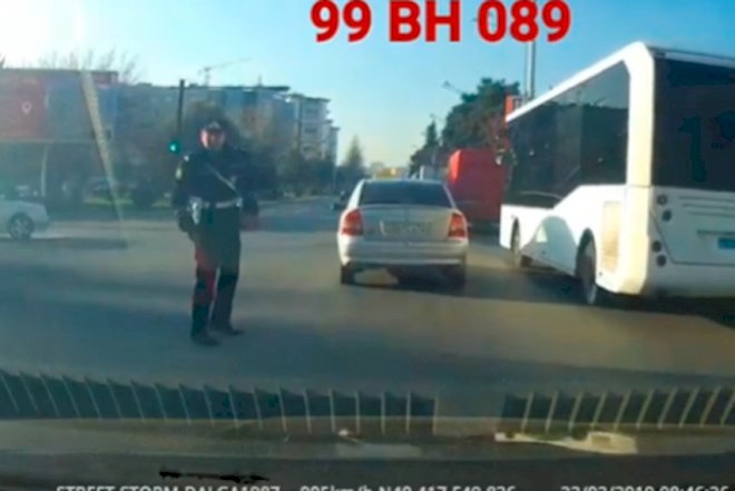    Polisin üstünə maşın sürən qadın olub   