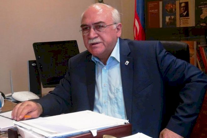    İsa Qəmbər Rəsulzadənin heykəlinin fotosunu paylaşdı   