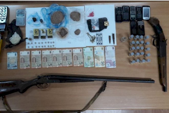    Evdən heroin, tiryək, silahlar çıxdı...    