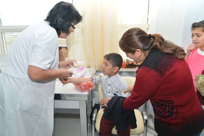    Məcburi köçkünlər tibbi müayinə edildi   
