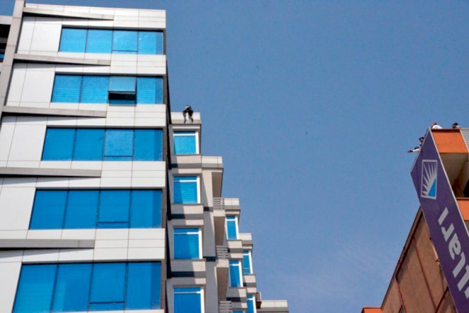    Bakıda iki nəfər intihar üçün binanın damına çıxdı   
