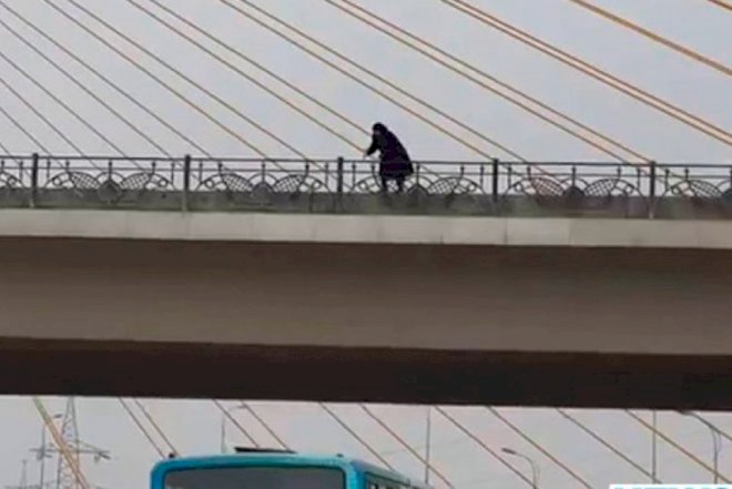    Bakıda qadın intihar körpüsünə çıxdı   