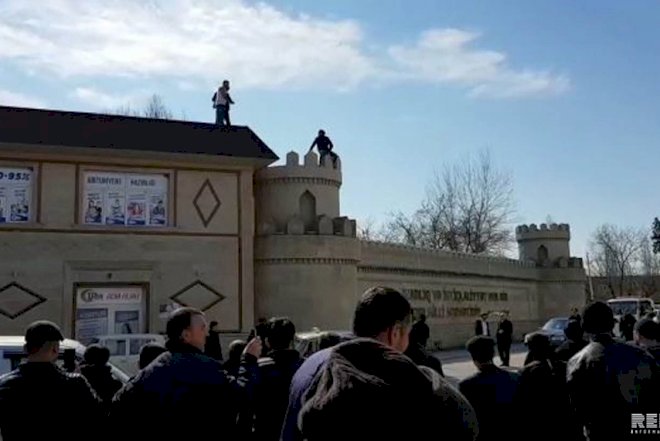    Azərbaycanda üç nəfər intihar üçün binanın damına çıxdı – Gərgin anlar   