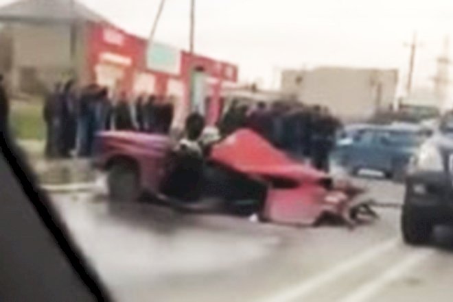    Bakıda dəhşətli qəza, maşın ikiyə bölündü - Video   