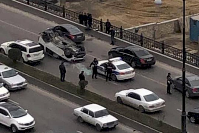    Bakıda maşın körpünün üstündə aşdı - Video   