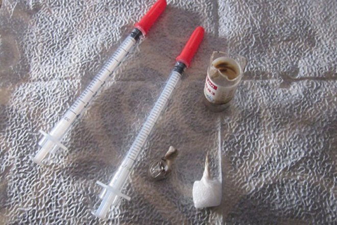    Şprisdə heroin satarkən tutuldu   