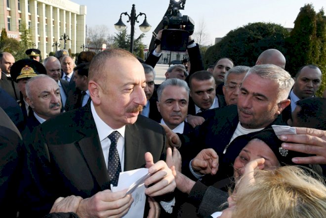    İlham Əliyev əhalidən ərizələri belə qəbul etdi - Fotolar   