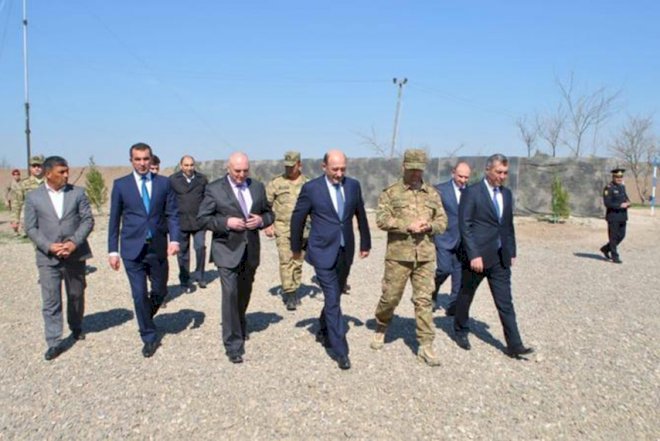   Əbülfəs Qarayev cəbhəyə getdi   