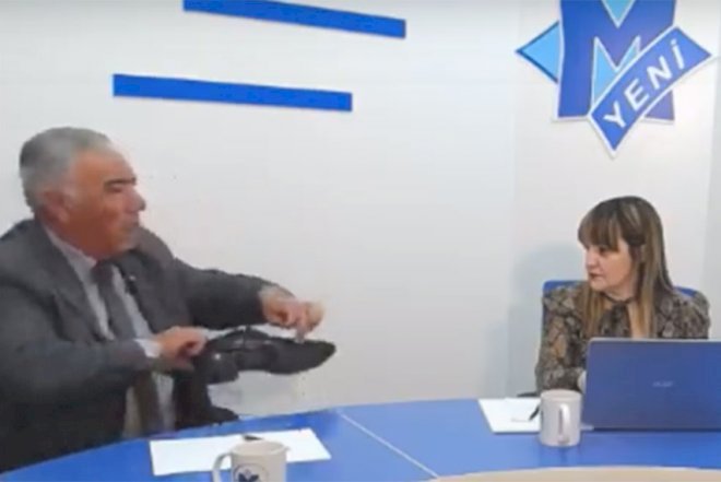    Hafiz Hacıyev canlı yayımda ayaqqabısını çıxardı - “On yerdən yamağı var“   