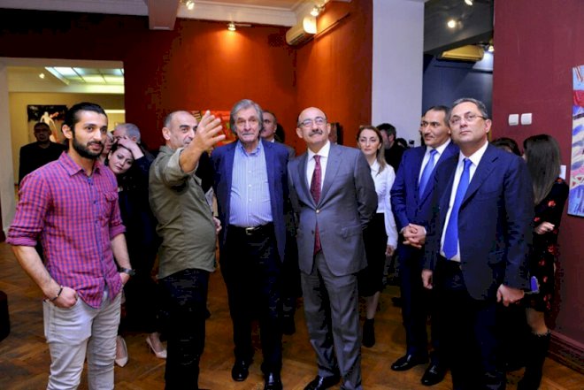    Qobustan qayaüstü təsvirləri Bakıda   