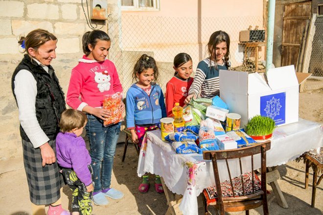    Fond aztəminatlı ailələrə Novruz sovqatları paylayır   