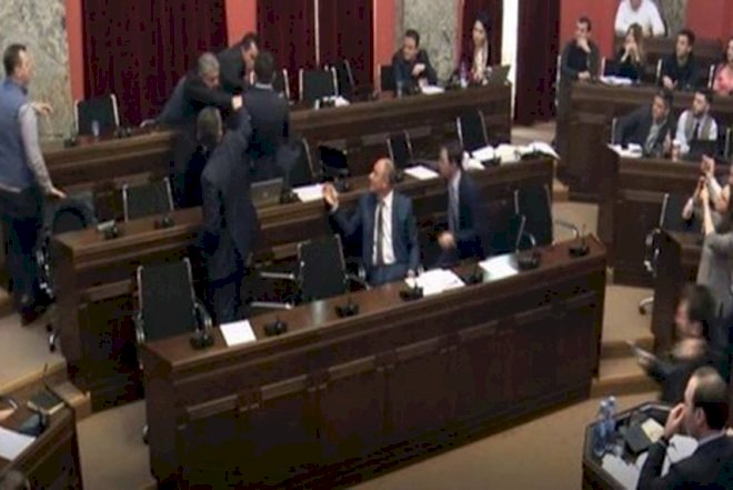    Deputatlar əlbəyaxa davaya çıxdılar - Video   