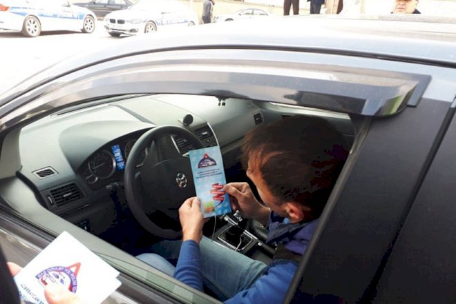    Polislər sürücüləri bayrama görə təbrik etdi   