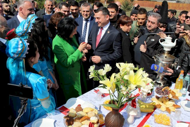     Zurabişvili yumurta döyüşdürdü   