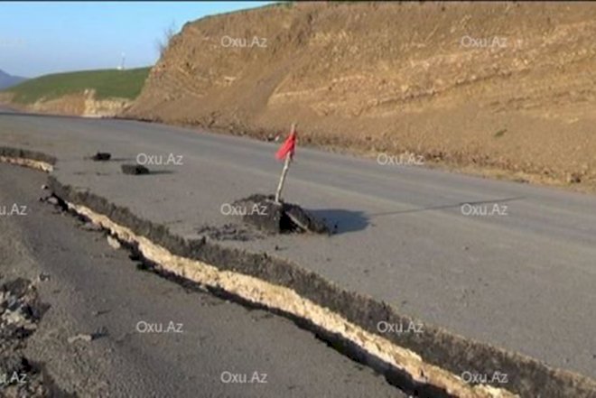    Qırmızı lenti yeni kəsilən yol çökdü   