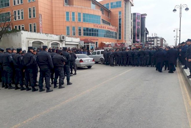    Malları yanan sahibkarlar yürüş etmək istədilər     