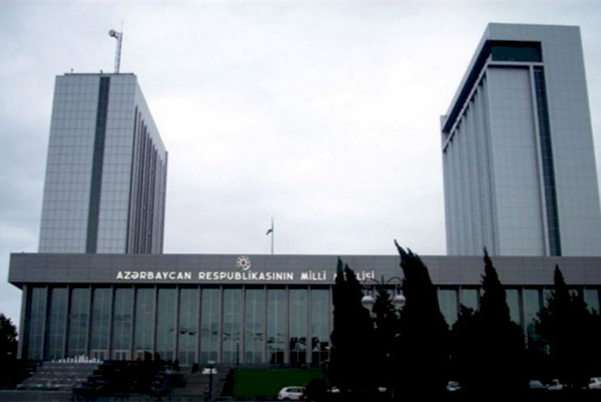    Deputatlar Ukraynaya gedir   